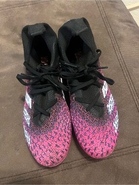 Adidas Predator Freak 1 FG
Demonskin Black Shock Pink Cleats
